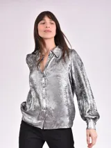 Camisa plateada de manga larga con puños abullonados y cuello clásico.