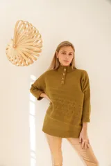 Sweater color ocre de lana de cordero con cuello alto abotonado y calce oversize.