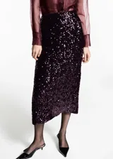 Falda midi color borgoña cubierta de lentejuelas.