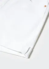 Short de jean blanco, tiro alto, corte mom fit, con bolsillos laterales y traseros, trabillas y cierre con cremallera y botón.