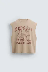 Camiseta sin mangas color beige con estampado de caballos en color borgoña.