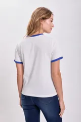 Remera blanca de algodón con cuello y mangas con ribete azul. Estampa frontal con la palabra "Florida" en azul y "New Club" en rojo.
