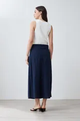 Falda midi azul marino de corte recto con tajo lateral y bolsillos delanteros.