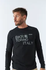 Remera negra de manga larga con estampado frontal con la inscripción "BKR TORINO ITALY" en gris.
