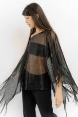 Poncho tejido color cobre con apliques de piedras y flecos.