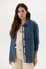 Sobrecamisa azul con cuello clásico, cierre frontal con botones y bolsillos de parche en el pecho.