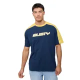 Remera de hombre Rusty, color azul marino con mangas y cuello amarillo. Estampado frontal con el logo de la marca en color amarillo con borde blanco.