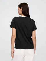 Remera negra de cuello redondo con ribete blanco.