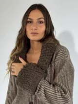 Saco de lana tejido con bordados a mano en el cuello y puños, de corte holgado.