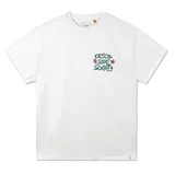 Remera blanca de manga corta con cuello redondo y un pequeño estampado frontal con el texto "CRITICAL SLIDE SOCIETY" en tipografía estilizada de colores azul y fucsia, con estrellas/flores a los lados.