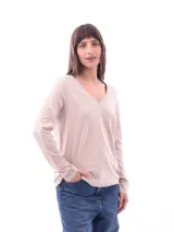 Remera de manga larga color beige con escote en V.