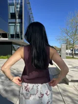 Musculosa color borgoña con escote en V y corte holgado. Ideal para un look casual y cómodo.