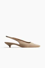 Zapato destalonado color beige de gamuza, con punta fina, tira trasera con elástico y taco kitten.