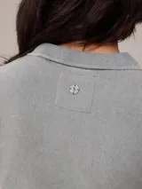 Remera polo de piqué color salmón con cuello clásico y tapeta de botones.