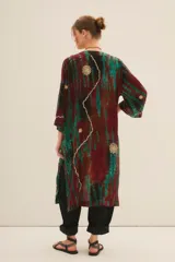 Kimono largo abierto, de corte recto y mangas largas, confeccionado en viscosa con teñido tie dye en tonos borgoña y turquesa. Presenta bordados con lentejuelas, mostacillas, canutillos e hilos de lurex en los bordes y en el frente.
