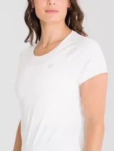Remera deportiva de manga corta color fucsia, con cuello redondo y tecnología Aircool de secado rápido.