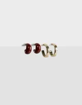Set de dos pares de aros argollas: un par de argollas gruesas color borgoña y un par de argollas doradas con textura. Cierre de tope a presión.