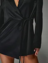 Minivestido negro con corte tipo blazer, escote en pico y lazo lateral.