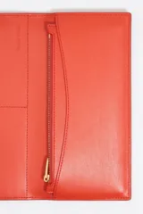 Billetera larga de cuero color marrón con logo de la marca Bimba y Lola en dorado. Cuenta con tarjetero y monedero en el interior y cierre a presión.