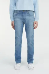 Pantalón de jean celeste de corte slim fit, con tiro bajo y cinco bolsillos.
