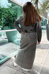 Falda larga gris de denim, con corte recto, abertura lateral y bolsillo cargo con solapa en la pierna.