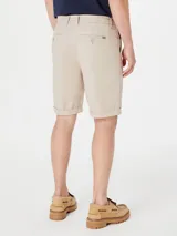 Bermuda color beige con cordón ajustable en la cintura y ruedo doblado.