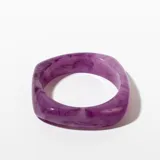 Brazalete rígido de resina color violeta con efecto marmolado.