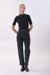 Jeans negros con detalles brillantes y corte recto, ideales para un look moderno.