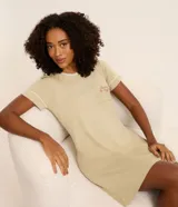 Camisón corto color beige de viscosa con cuello redondo, mangas cortas, bolsillo bordado y detalles de vieses contrastantes.