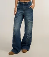 Pantalón wide leg de jeans con trabillas en la cintura, cierre por botón y cremallera, y bolsillos cargo.