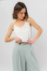 Musculosa lila de breteles finos con escote en V en el frente y espalda en U, confeccionada en tejido fluido con leve textura satinada.