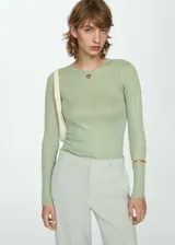 Jersey verde agua de punto de canalé fino, con cuello redondo, diseño entallado y manga larga.