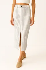 Falda midi de algodón color crudo con rayas verticales negras y tajo frontal.