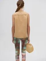 Camisa musculosa color beige claro en denim liviano, con bordados de motivos marinos en el pecho y cuello.