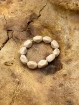 Set de pulseras elásticas con cuentas de piedra en tonos amarillo, naranja, rojo, verde y marrón.