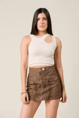 Minifalda marrón de gamuza sintética con cierre metálico frontal y bolsillos laterales con cierre.