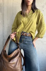 Camisa color verde oliva con bordado floral, de corte holgado y mangas 3/4.