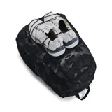 Mochila Under Armour negra con logo blanco, tecnología UA Storm resistente al agua, panel trasero acolchado, correas ergonómicas ajustables, funda para laptop de hasta 15 pulgadas, cordón frontal elástico y dos bolsillos laterales para botellas.