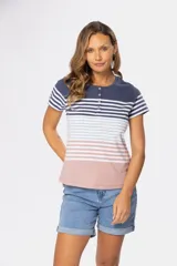 Remera de manga corta con cuello redondo y botones personalizados. Diseño a rayas horizontales en azul, blanco y rosa.