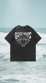 Remera negra con efecto gastado y estampado en la espalda de labios con la lengua afuera y el texto "Glossy Waves".