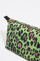 Neceser grande de nylon con estampado animal print en tonos verde, negro y rosa. Tiene estructura blanda, cierre con cremallera, logo de la marca y bolsillo interior.