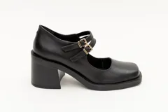 Guillermina de cuero negro con punta cuadrada, taco bloque y correa sobre el empeine con hebilla dorada.