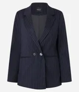 Blazer largo de poliéster con viscosa a rayas verticales, con cuello de solapa, cierre con dos botones, bolsillos delanteros y forro de poliéster.