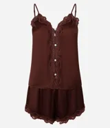 Conjunto de pijama color marrón chocolate, compuesto por un top de satén con breteles finos regulables, escote en V con encaje y botones delanteros; y un short con cintura elástica y encaje en el ruedo.
