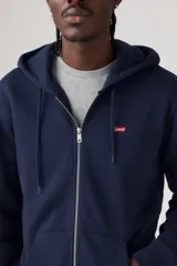 Buzo hoodie Levi's azul marino con cierre frontal, capucha con cordón ajustable, bolsillos tipo canguro y logo pequeño en el pecho.