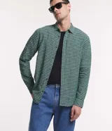 Camisa regular masculina confeccionada en lino, con cuello inglés, mangas largas, abotonado delantero y estampa de cuadros.