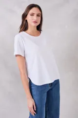 Remera blanca de algodón peinado con corte recto y mangas cortas.