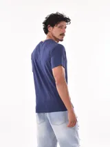 Remera azul de corte clásico y mangas cortas.