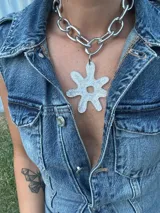 Collar plateado con cadena de eslabones gruesos y dije abstracto desmontable de acrílico y resina.