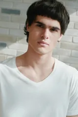 Pack de dos remeras negras de algodón con cuello en V y etiqueta de la marca en el cuello.